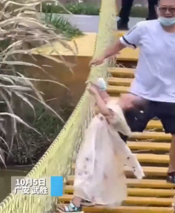 爸爸带娃不小心把女儿摇下吊桥……宝宝安全问题哪里能开玩笑！休闲区蓝鸢梦想 - Www.slyday.coM