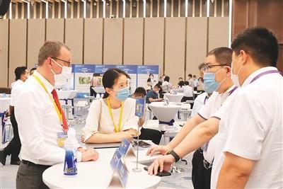 日前，第五届进博会技术装备展区展前供需对接会在国家会展中心（上海）举行。图为参展商代表（前左二）在对接会上向采购商介绍企业产品情况。 新华社记者 方 喆摄