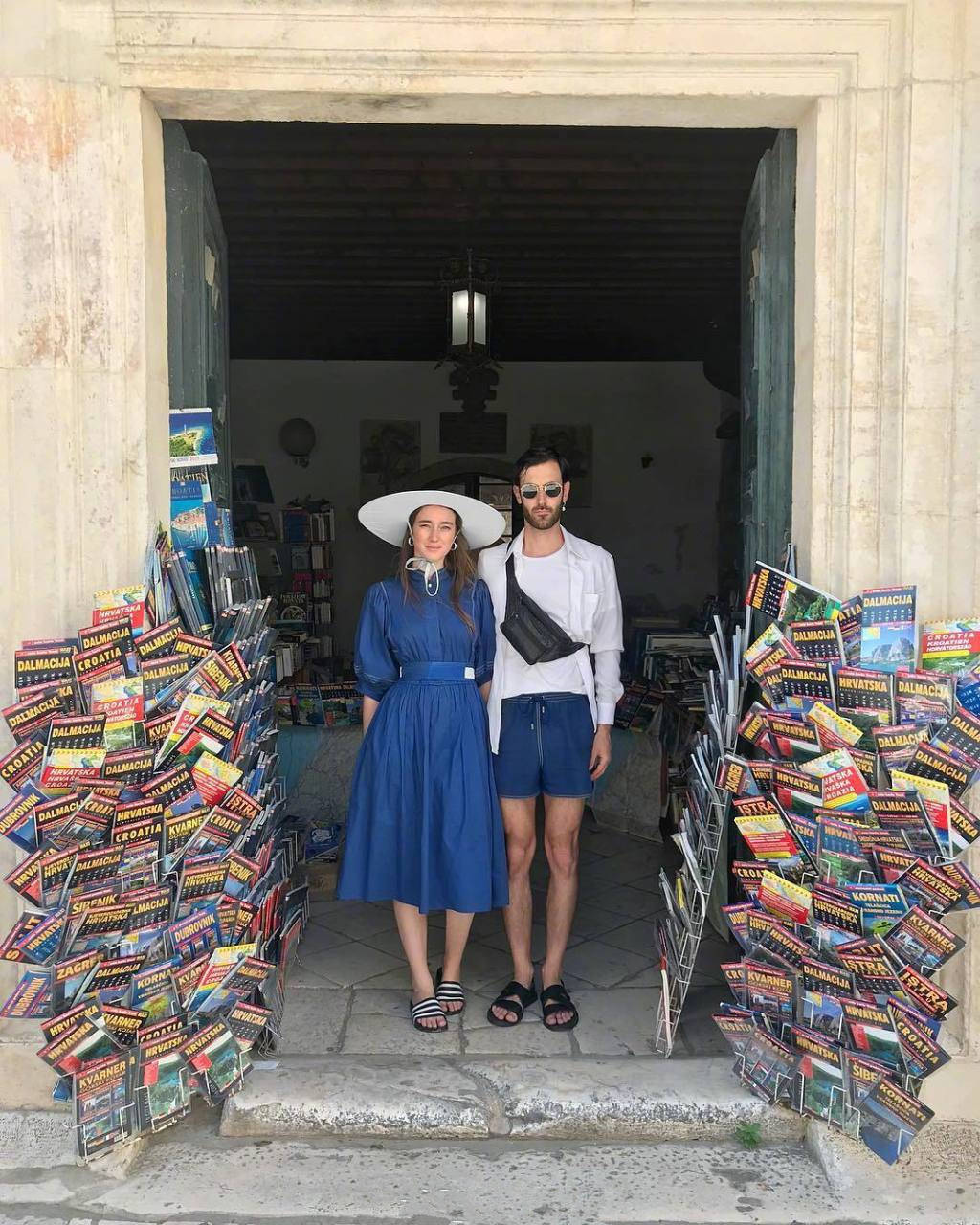 8年穿情侣装不带重样，这对“戏精CP”爆红网络：求求别再“虐狗”了……休闲区蓝鸢梦想 - Www.slyday.coM