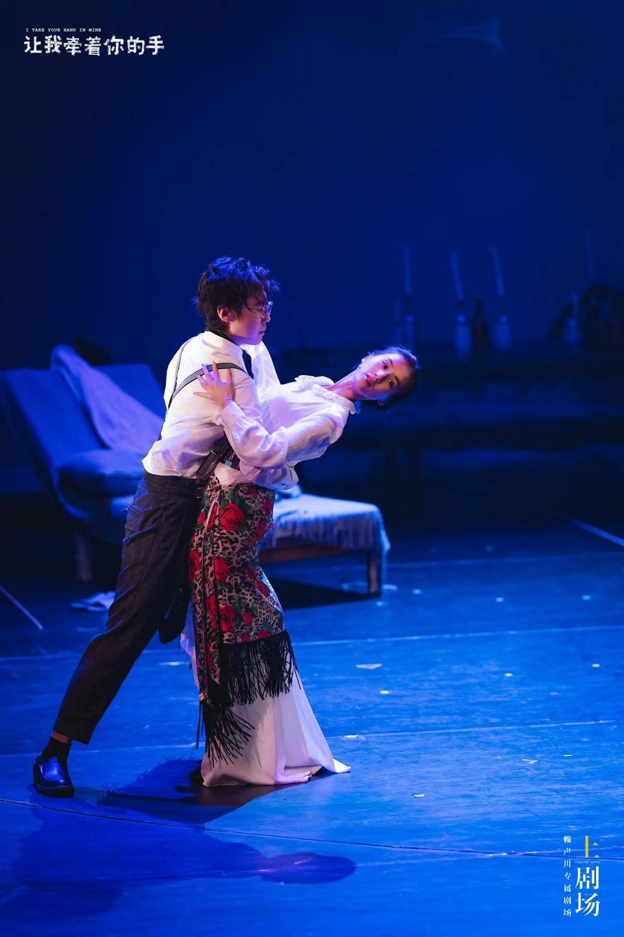 黄圣依首演话剧《让我牵着你的手……》演技获赞：像一堂表演课休闲区蓝鸢梦想 - Www.slyday.coM