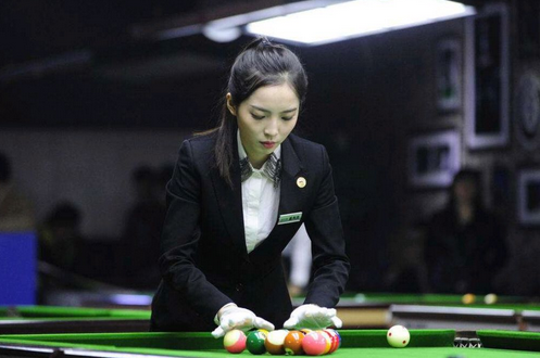 台球女神王钟瑶晒近照：身穿一袭紧身连体裙，妆容气质美艳动人|台球|近照|紧身_新浪新闻