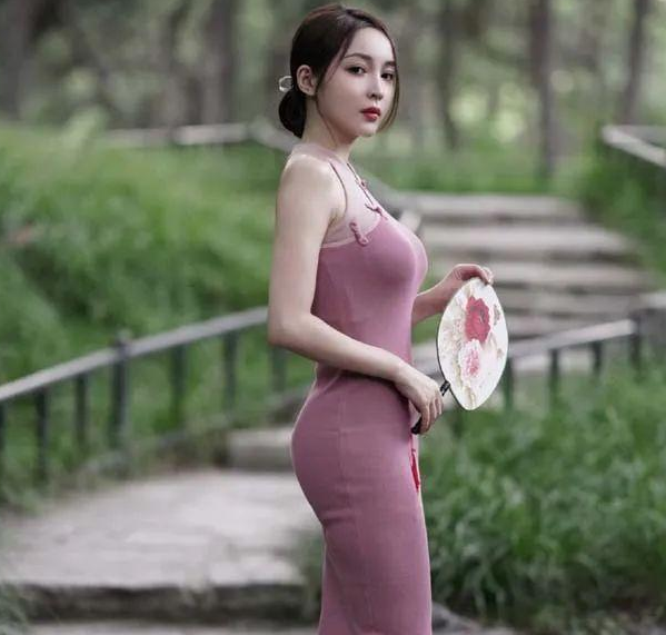 台球女神王钟瑶晒近照:身穿一袭紧身连体裙,妆容气质美艳动人