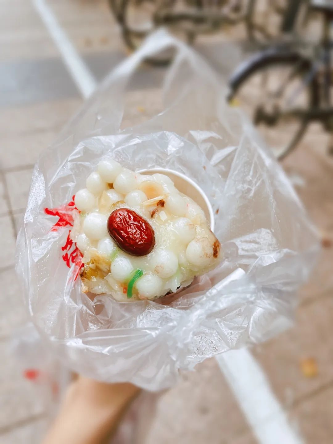 秋日的第一口梅花糕，小纸杯的童年记忆又回来了。休闲区蓝鸢梦想 - Www.slyday.coM