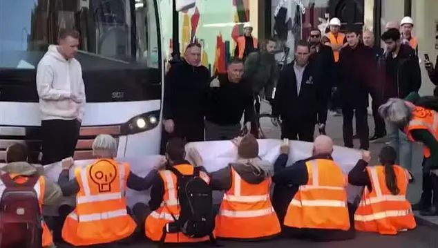 "你们这群该死的傻子，找个班上！"休闲区蓝鸢梦想 - Www.slyday.coM