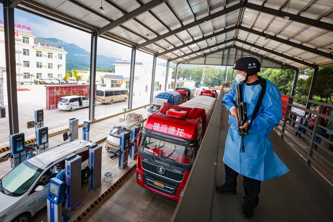 奋进新征程云南更平安军赛边境检查站民警的硬核青春