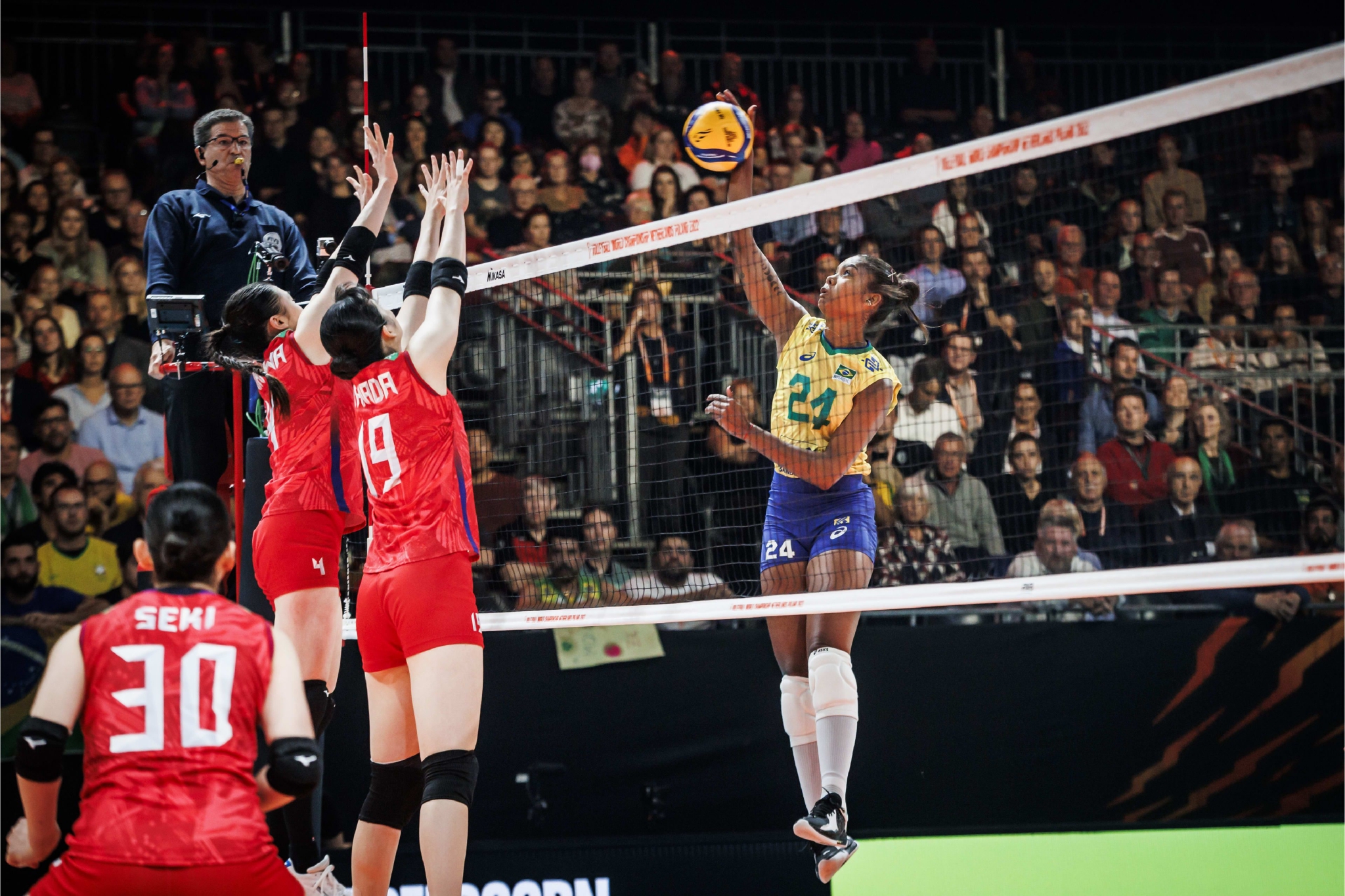 巴西女排在南美锦标赛决赛中险胜哥伦比亚夺得冠军