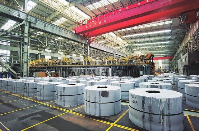 宝武太钢集团生产车间一角.本报记者王雁摄