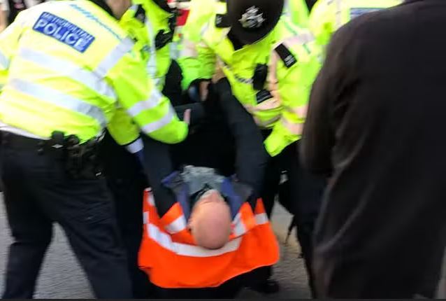 气候活动组织连续11天在伦敦封路抗议，司机怒了：找个班上休闲区蓝鸢梦想 - Www.slyday.coM