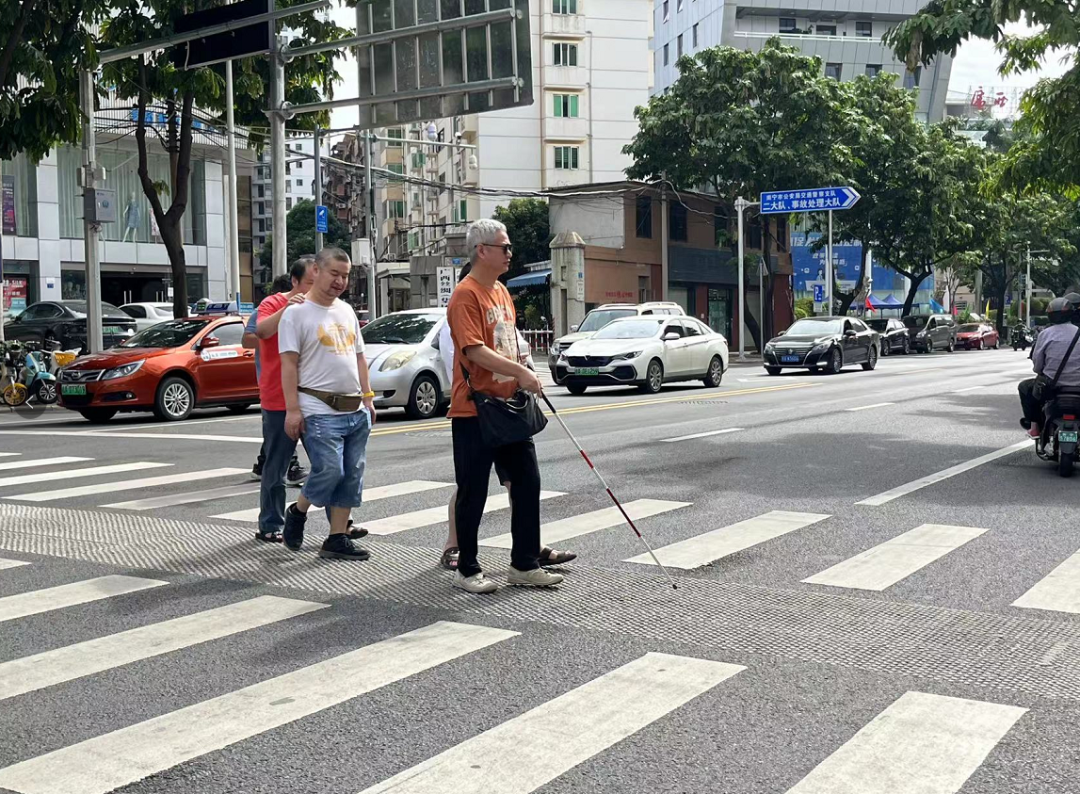 从此盲人过马路也有"科技与狠活"了|盲人|斑马线|南宁市_新浪新闻