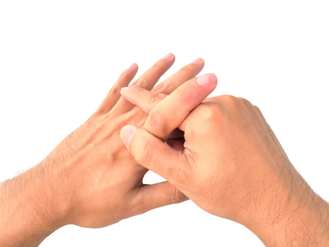 经常"咔咔"掰手指,会不会得关节炎?手指变粗,可能是身体的"警报"!