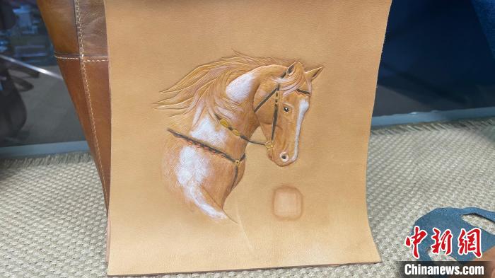 【十年@每一个奋斗的你】山西皮雕匠人铁笔生“画” 让非遗跃然“皮纸”上休闲区蓝鸢梦想 - Www.slyday.coM