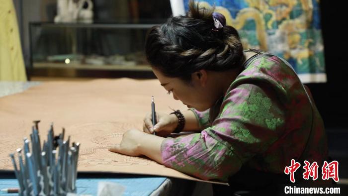 【十年@每一个奋斗的你】山西皮雕匠人铁笔生“画” 让非遗跃然“皮纸”上休闲区蓝鸢梦想 - Www.slyday.coM