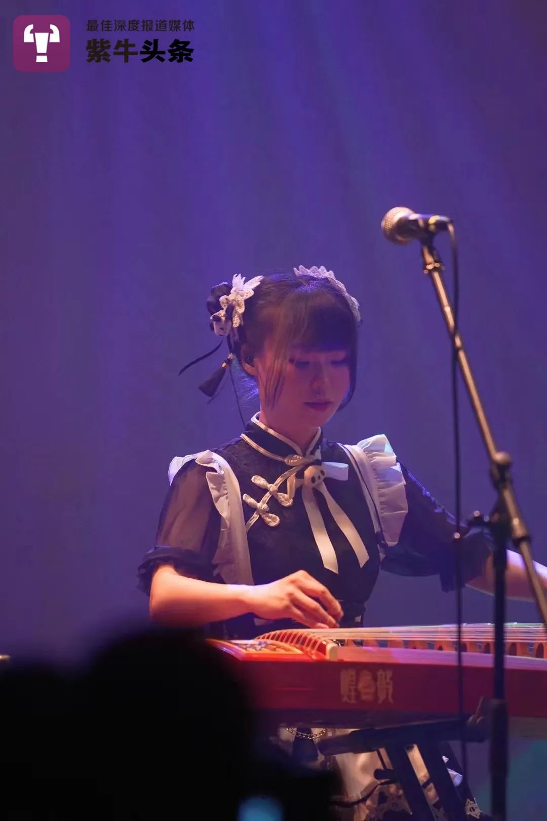 【紫牛头条】女孩背着古筝弹摇滚：网友的点赞和批评对我都很有帮助休闲区蓝鸢梦想 - Www.slyday.coM