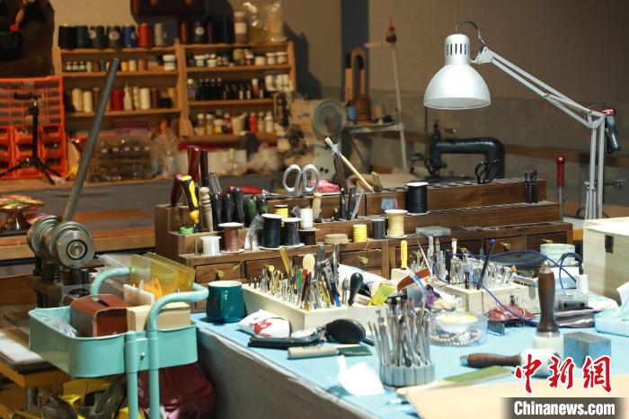 【十年@每一个奋斗的你】山西皮雕匠人铁笔生“画” 让非遗跃然“皮纸”上休闲区蓝鸢梦想 - Www.slyday.coM