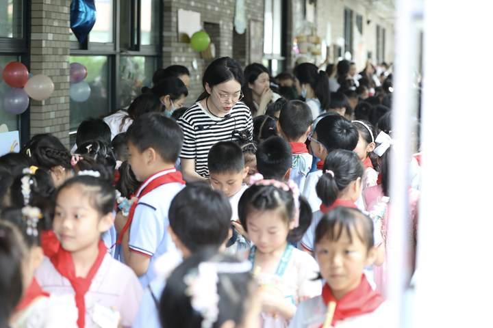 每周一封“家书”，写了一年！杭州这位班主任和家长的双向奔赴好暖休闲区蓝鸢梦想 - Www.slyday.coM