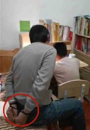 扎心！爸爸辅导孩子写作业，一拳头把自己打进医院……休闲区蓝鸢梦想 - Www.slyday.coM