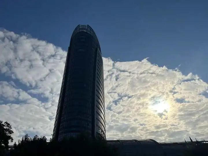 杭州天空又火了，今天一幕刷屏朋友圈！但台风和冷空气马上要来休闲区蓝鸢梦想 - Www.slyday.coM