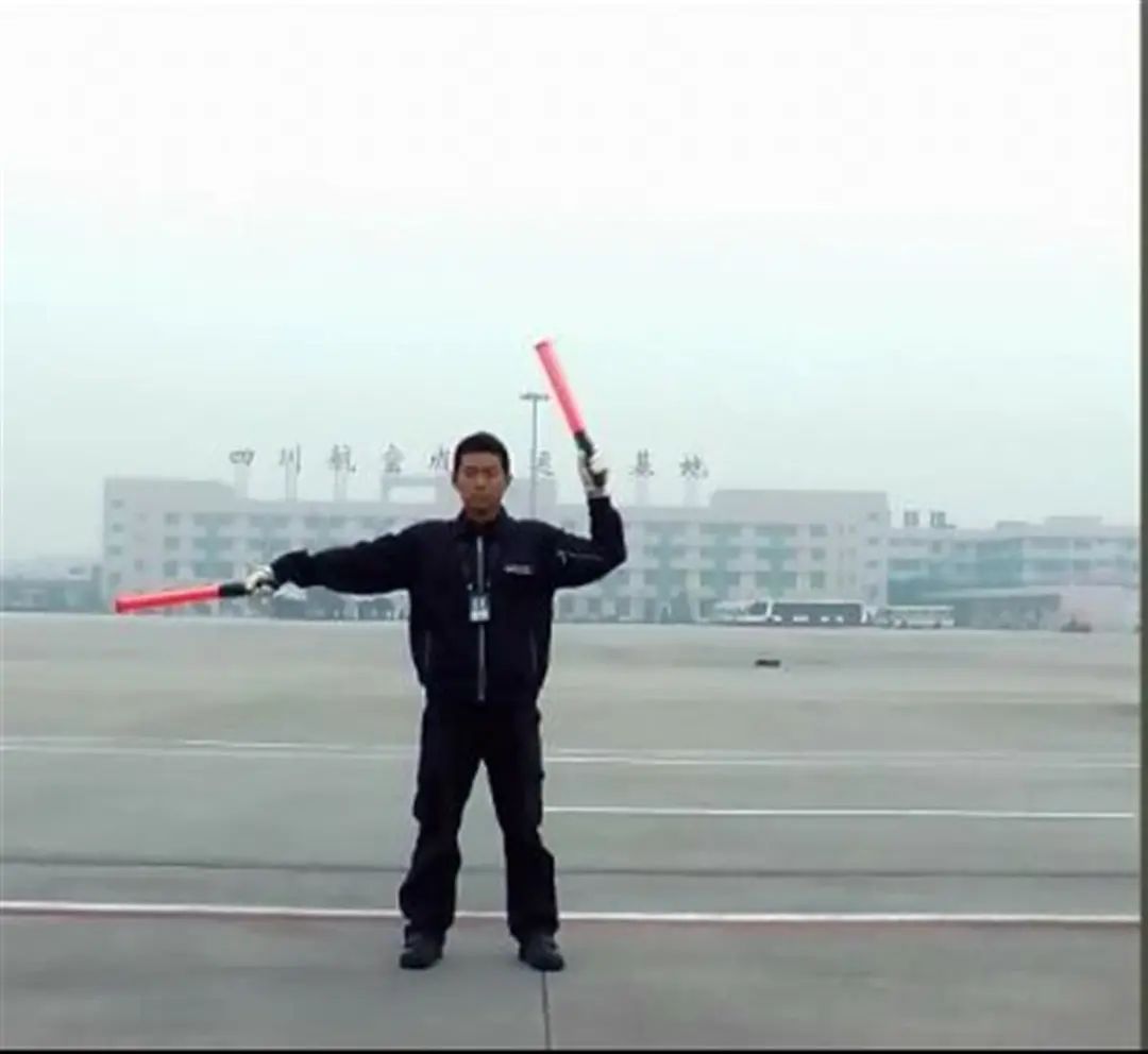 冲上热搜！网友乘机时拍到超可爱的“飞机拜拜员”，挥手还会卡点休闲区蓝鸢梦想 - Www.slyday.coM