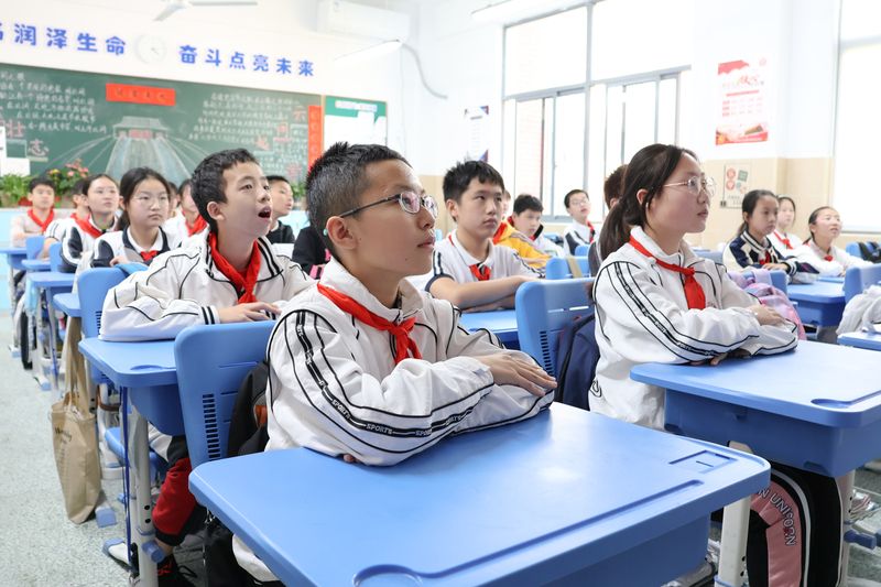 这场太空科学之旅的老师是中国航天员，“天宫课堂”在孩子心中种下“航天梦”休闲区蓝鸢梦想 - Www.slyday.coM