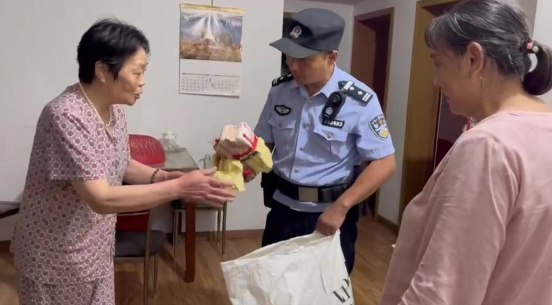 弹棉花时发现棉被里藏着8万元现金？竟是......休闲区蓝鸢梦想 - Www.slyday.coM