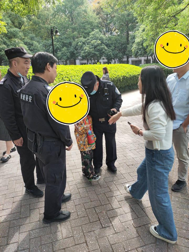 先找孩子，再找老人，杭州一位民警的忙碌上午，帮到别人他很开心