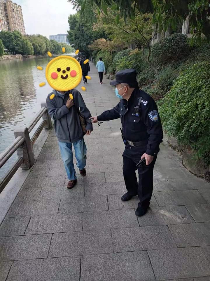 先找孩子，再找老人，杭州一位民警的忙碌上午，帮到别人他很开心休闲区蓝鸢梦想 - Www.slyday.coM