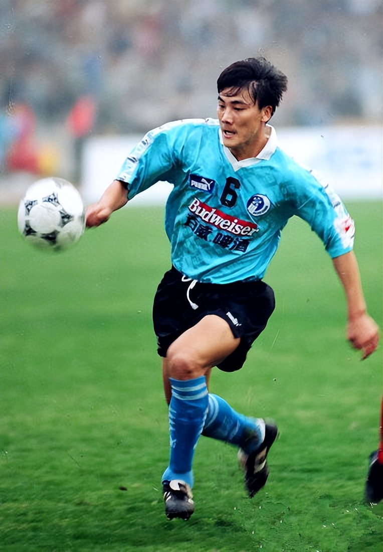 第54分钟,李明右路任意球发入禁区,大连万达连续射门,混乱中被爱称为