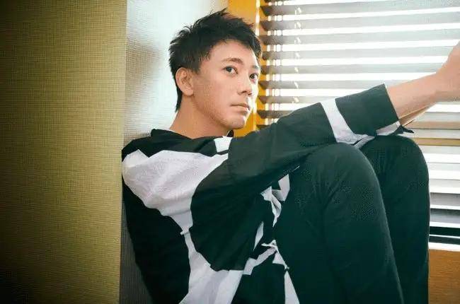 骑车动作娴熟,装扮简朴似环卫工人|苏见信|驾照|骑车_新浪新闻