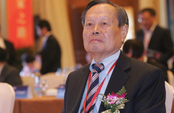 100岁杨振宁生日现场曝光，和46岁翁帆恩爱18年：因崇拜产生爱情，她后悔了吗财经头条 