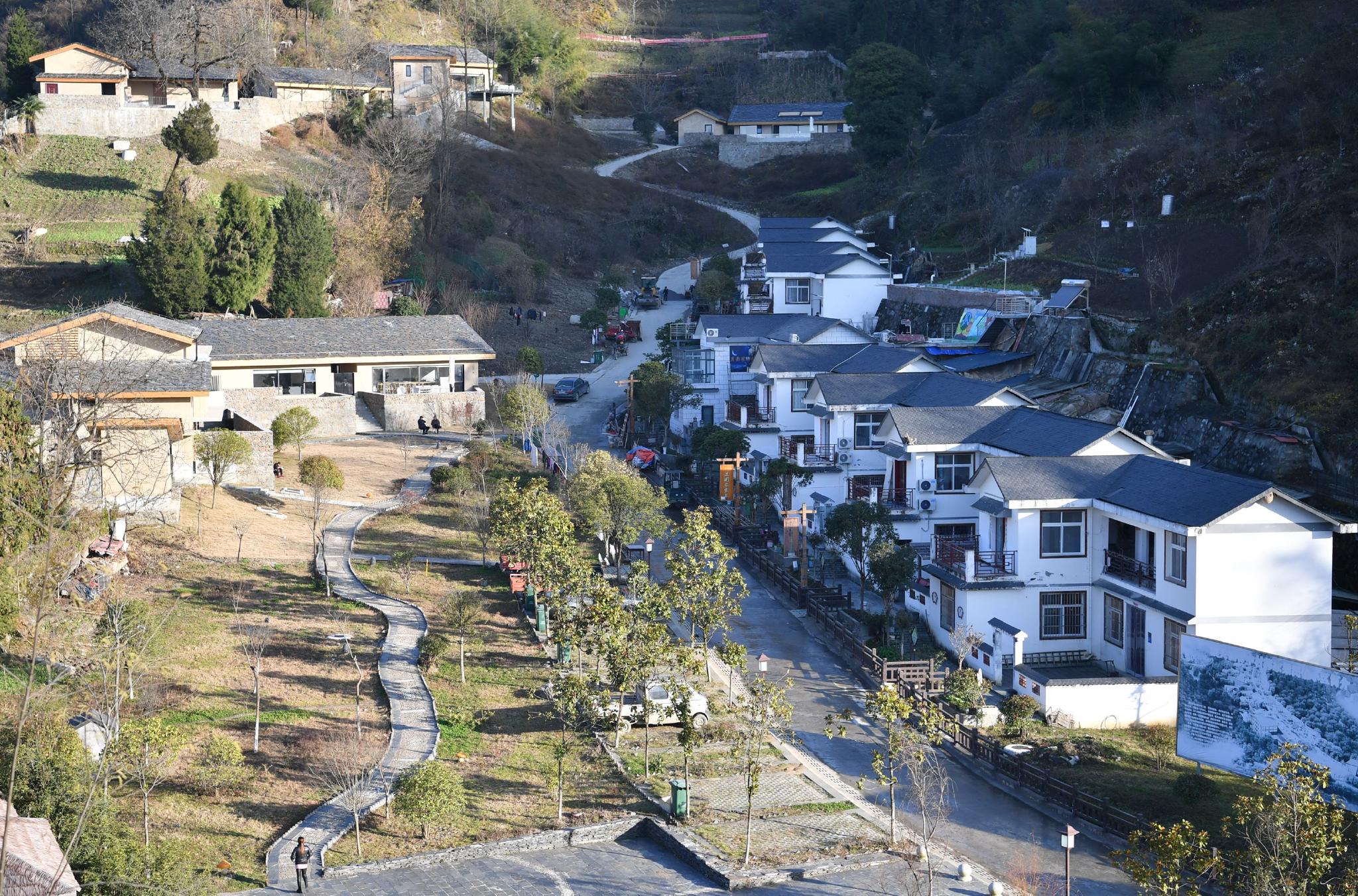 新华社记者 邵瑞 摄游客在陕西宁陕县城关镇渔湾村的民宿集群社区中心