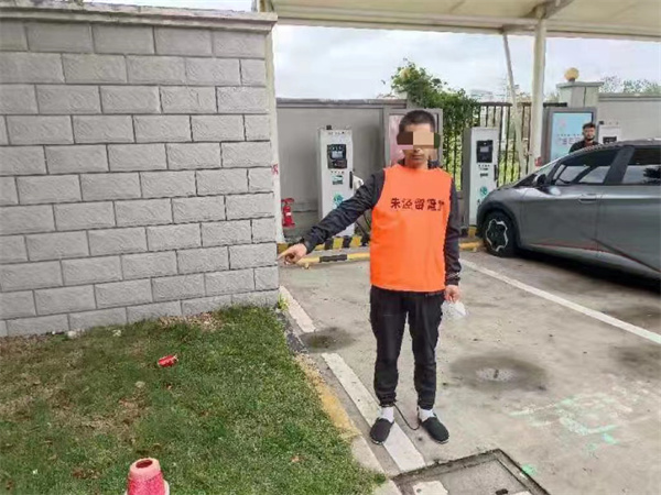 加油站草丛惊现消失在后座的手机 金山警方快速破获一起盗窃案件休闲区蓝鸢梦想 - Www.slyday.coM