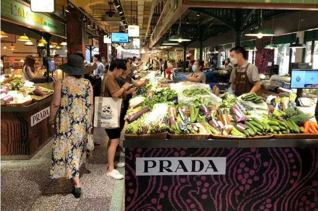 保时捷卖菜刀，爱马仕售自行车，Prada开菜市场……品牌跨界，跨的是啥？休闲区蓝鸢梦想 - Www.slyday.coM