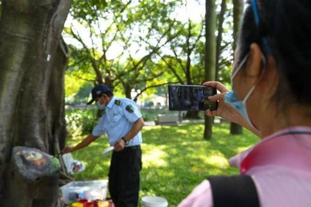 “神笔保安”！52岁的他把公园变成“动物世界”休闲区蓝鸢梦想 - Www.slyday.coM