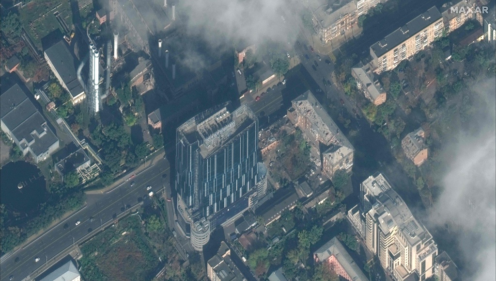 当地时间2022年10月12日，乌克兰基辅，卫星图像显示Tets-3发电站设施对面的三星总部受损的建筑。人民视觉 图