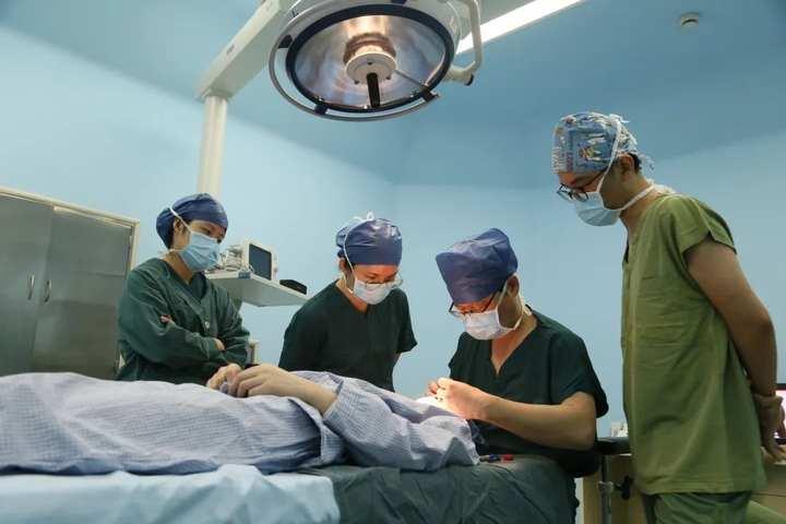 眉心一颗巨大的黑痣，毁掉了女孩整个青春期……现在，她终于重拾自信！休闲区蓝鸢梦想 - Www.slyday.coM