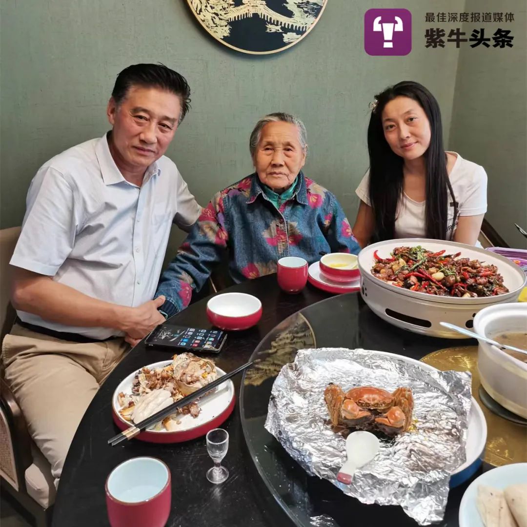 【紫牛头条】69岁儿子搂着96岁老母看戏，网友泪目：小时候妈妈也是这样搂着我的休闲区蓝鸢梦想 - Www.slyday.coM