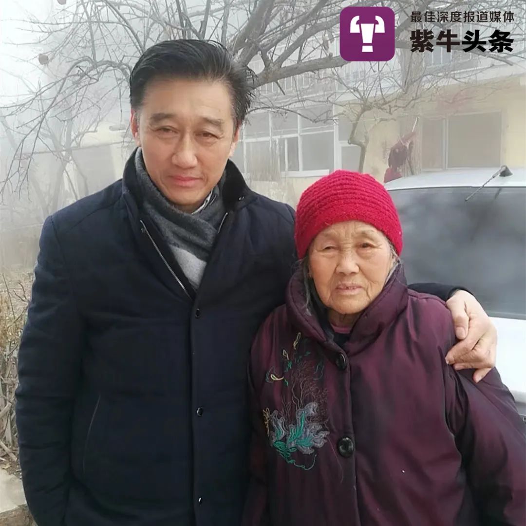 【紫牛头条】69岁儿子搂着96岁老母看戏，网友泪目：小时候妈妈也是这样搂着我的休闲区蓝鸢梦想 - Www.slyday.coM