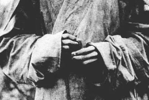 他离开的那天，一个小孤儿吃上了最好的一餐饭休闲区蓝鸢梦想 - Www.slyday.coM