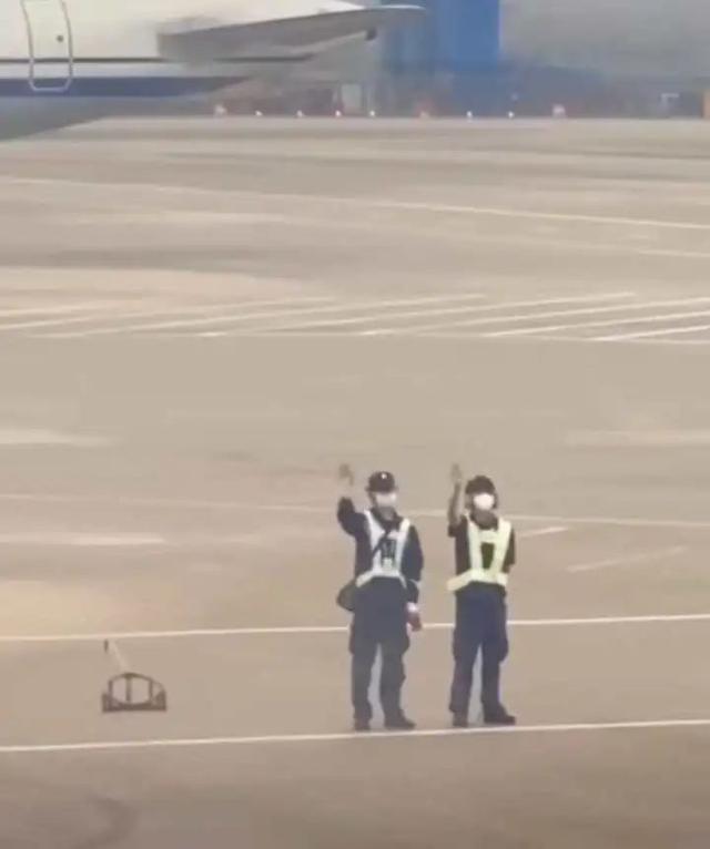 萧山机场的“飞机拜拜员”火出圈，网友：被可爱到！他们却说......休闲区蓝鸢梦想 - Www.slyday.coM