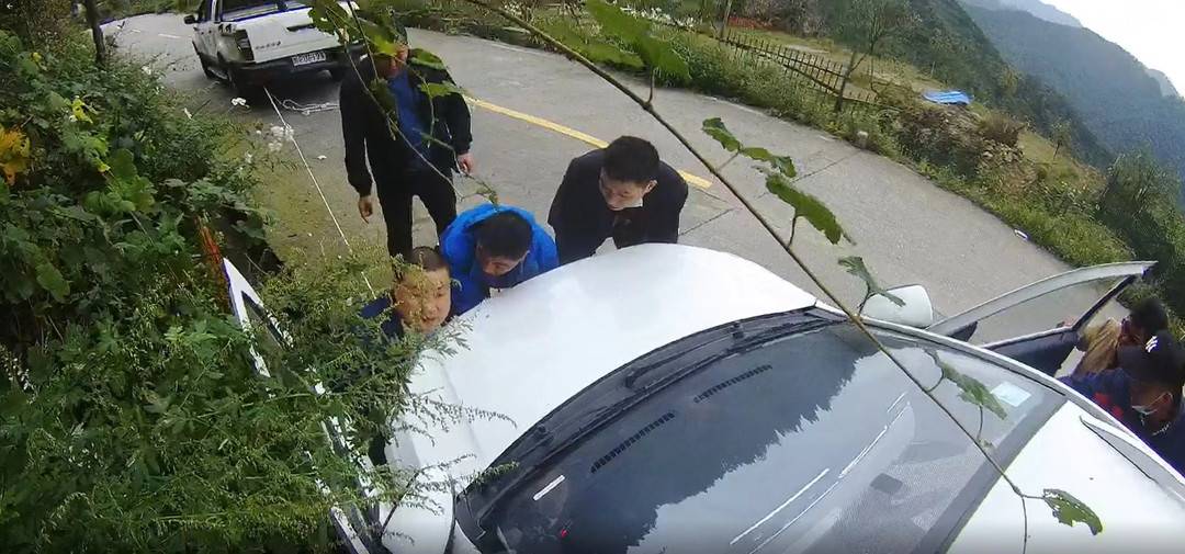 游客忘拉手刹被自家轿车压住 警民齐力抬车救人休闲区蓝鸢梦想 - Www.slyday.coM
