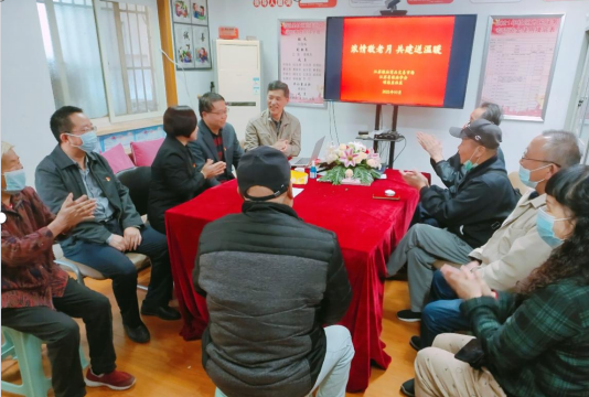 江苏粮油商品交易市场带着粮油慰问“共建社区”老人