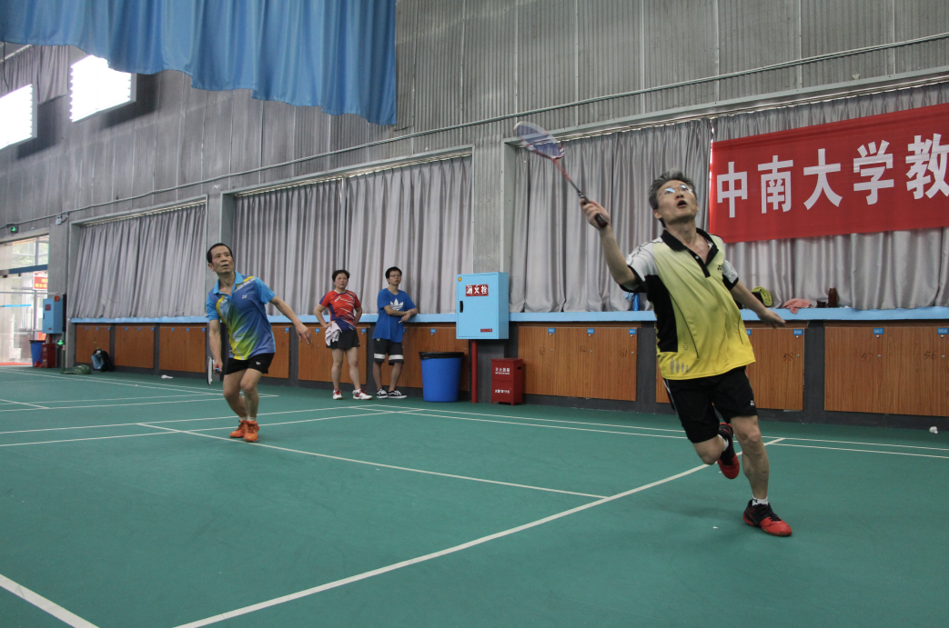 球场上的黄方林（右）。