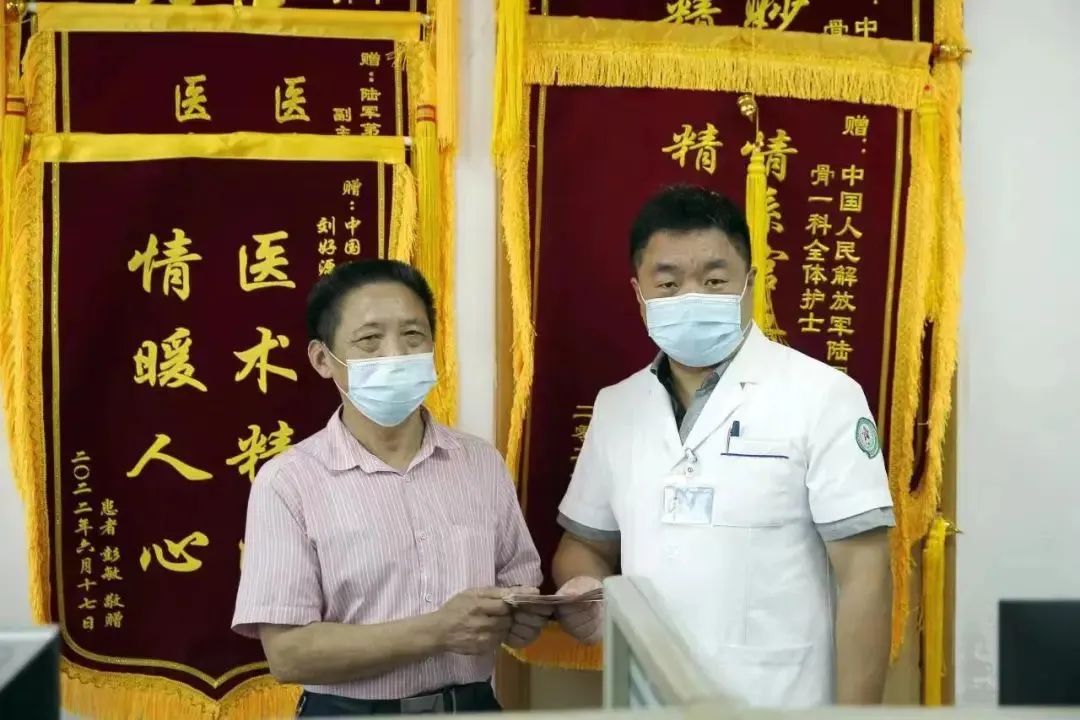 医生偷偷给病人塞“红包”？这也太难得了休闲区蓝鸢梦想 - Www.slyday.coM