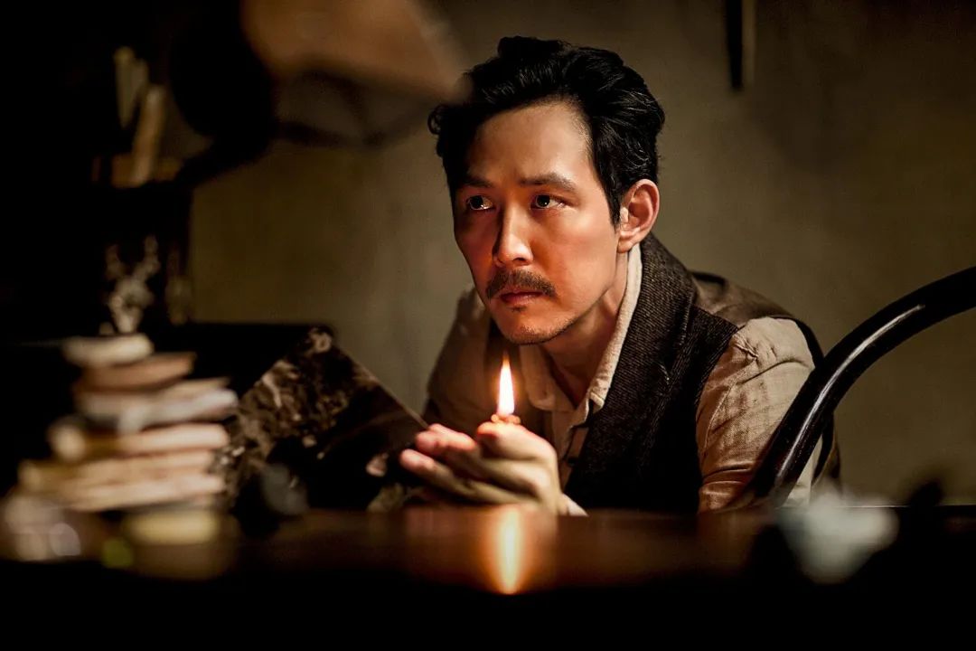 《暗杀》李政宰另一为人熟知的电影是《新世界》,他在片中扮演了另一