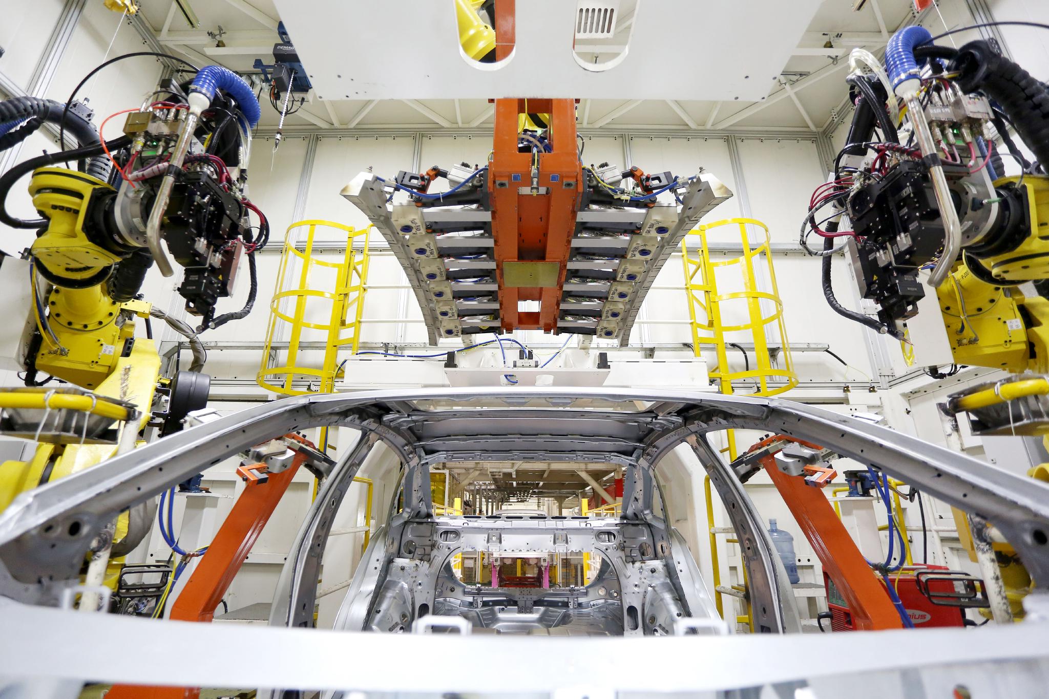 2017年，华工科技自主研发的国内首条新能源汽车全铝车身焊装生产线，在客户处量产上市。受访者供图