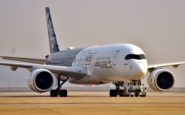 減少航油碳排放是民航碳減排的關鍵。圖為空客A350飛機。攝影/章軻