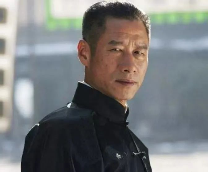 39岁成双料影帝,最穷时妻子偷户口本嫁给他,结婚32年愧疚让她“守活寡”|刘佩琦|孟天骄|妻子_新浪新闻