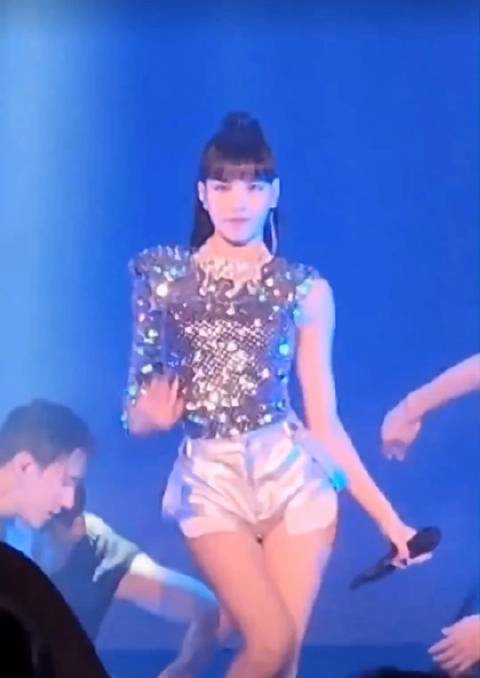 今晚的BLACKPINK lisa演唱会生图!我宝真的是大明星!|演唱会|BLACKPINK|Lisa_新浪新闻