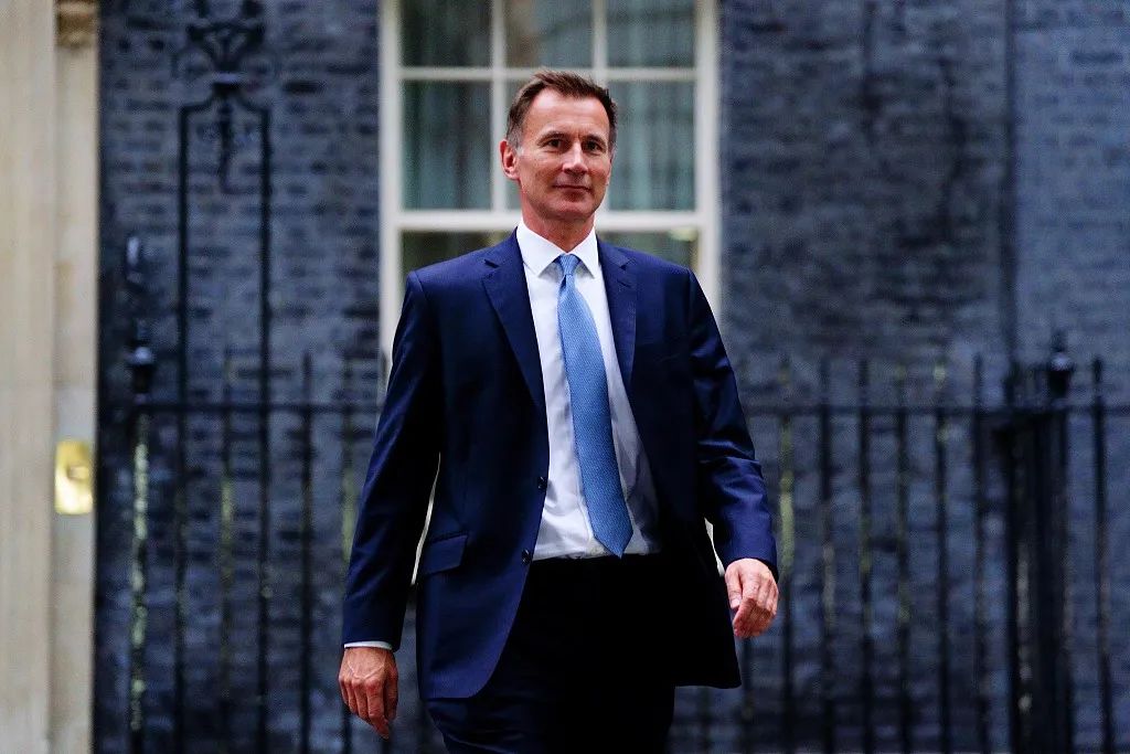 英国财政大臣减税措施致外界质疑被革职 前外交大臣接任
