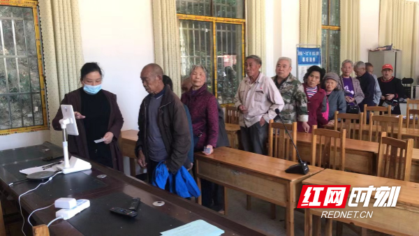 东安：农村老年人医保电子凭证激活触手可及